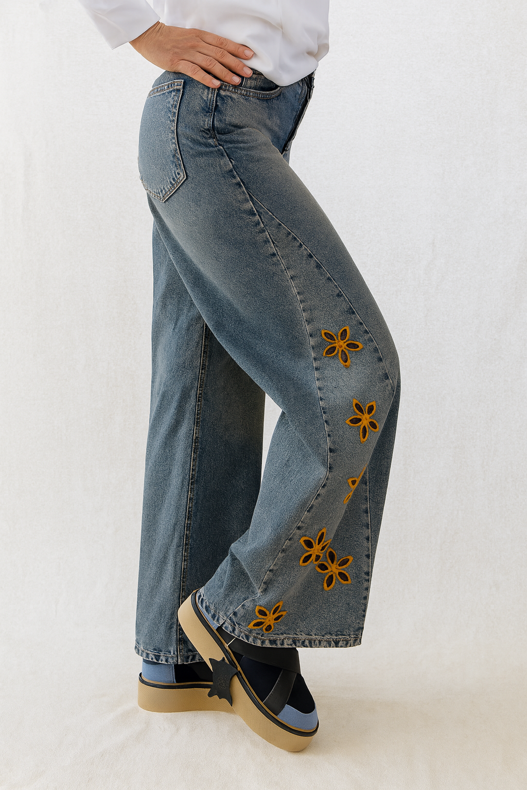 Pantalón mujer vaquero ancho azul con flores bordadas en pierna | SEROTONIN