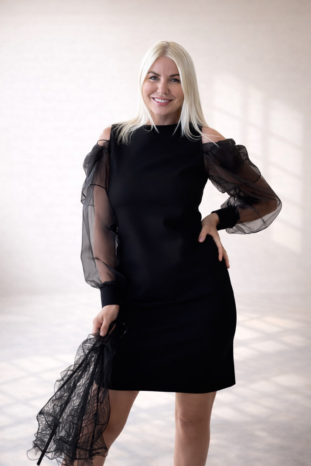 Vestido corto mujer negro con mangas abullonadas de tul y lazo joya | SEROTONIN