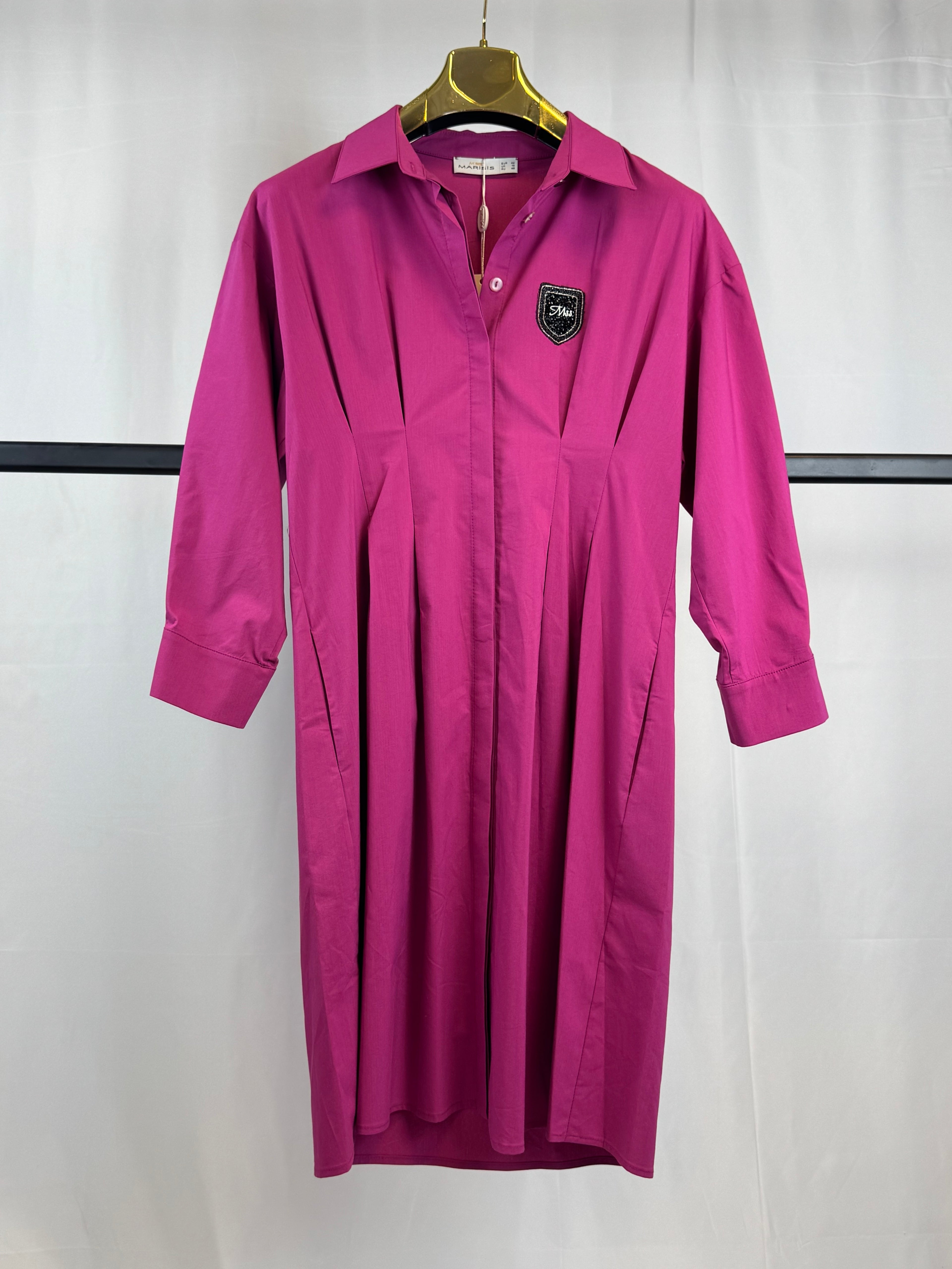 Vestido camisero mujer fucsia con escudo bordado y mangas 3/4 SEROTONIN Calpe