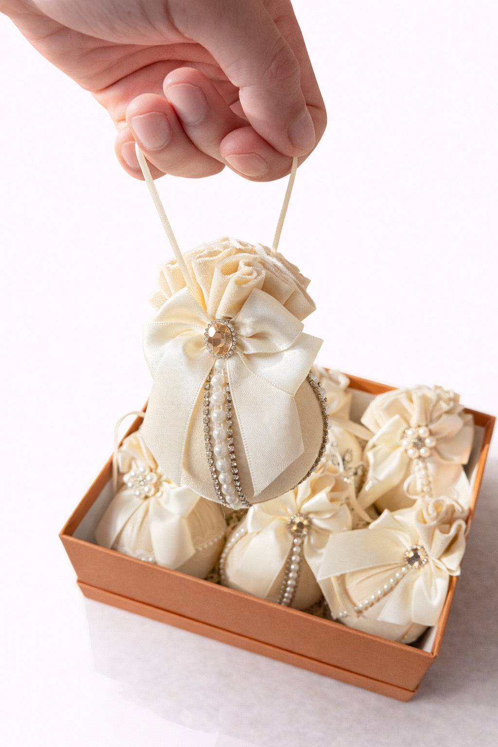 Set de Bolas Decorativas de Navidad – Elegancia Clásica en Marfil