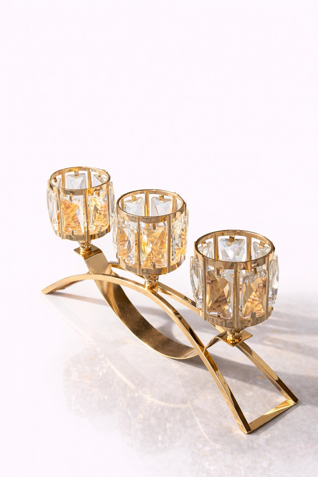 Portavelas Triple Dorado con Cristales – Diseño Elegante y Sofisticado