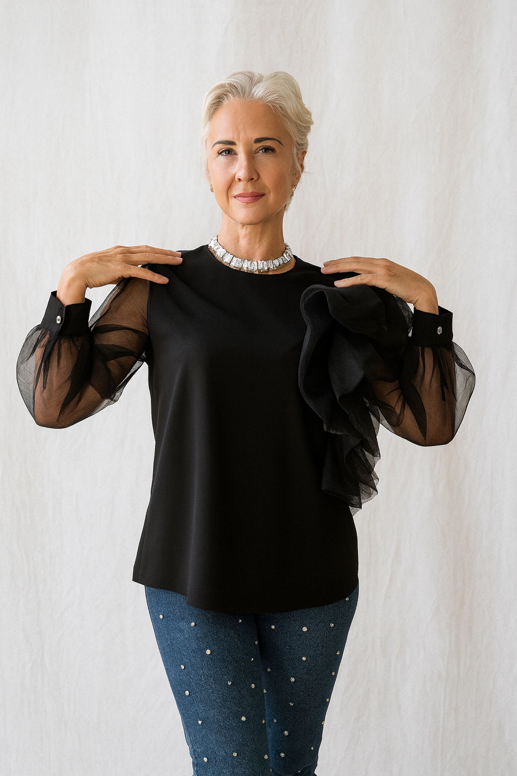 Blusa negra de organza con volante hombro