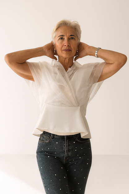 Blusa blanca mujer elegante con organza y volumen | SEROTONIN