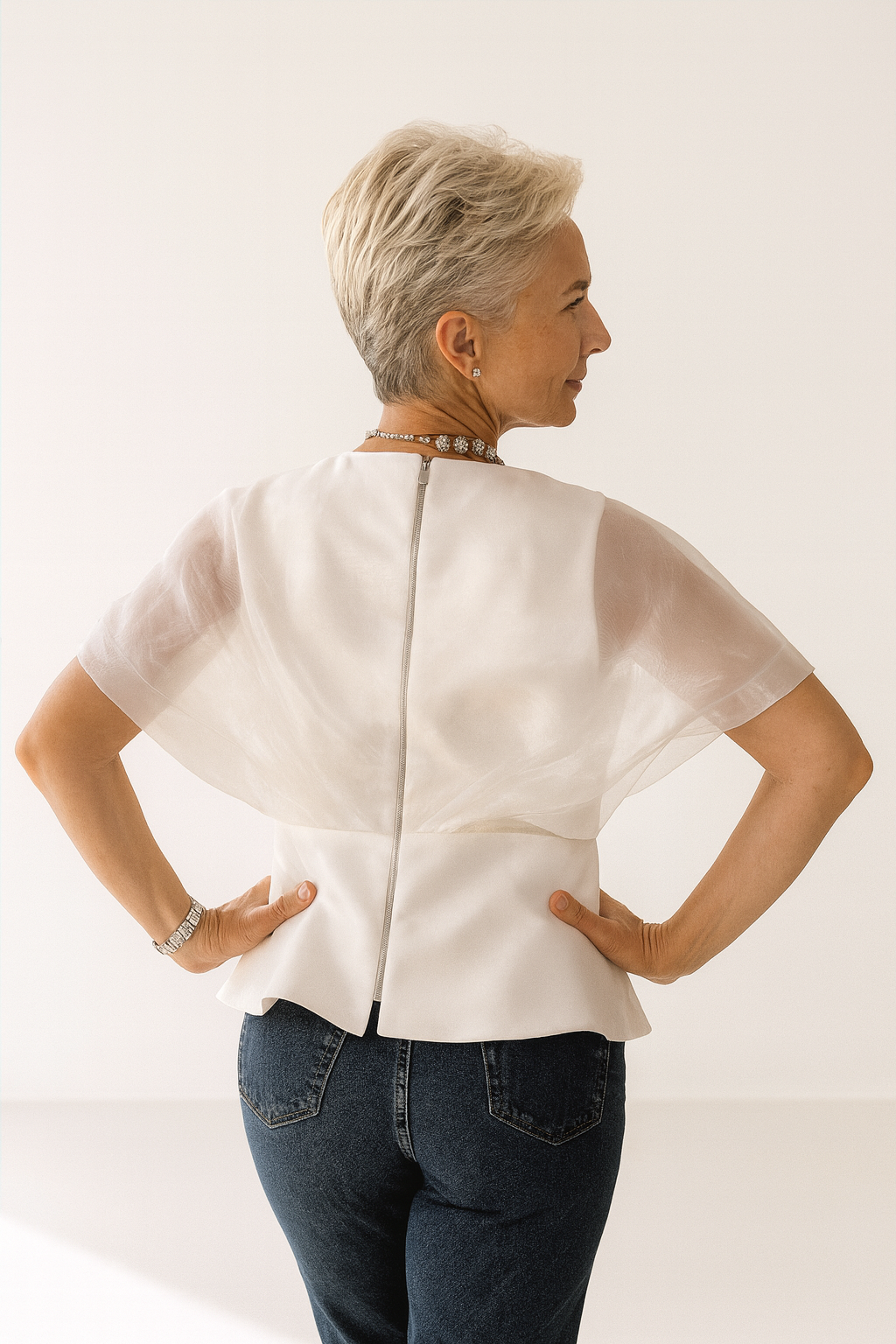 Blusa blanca mujer elegante con organza y volumen | SEROTONIN